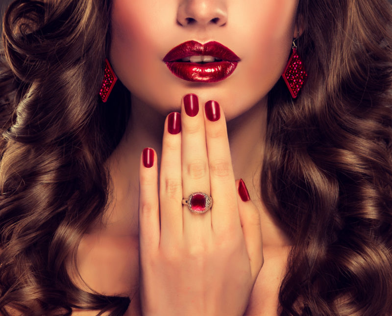 Roter Lippenstift und Nägel